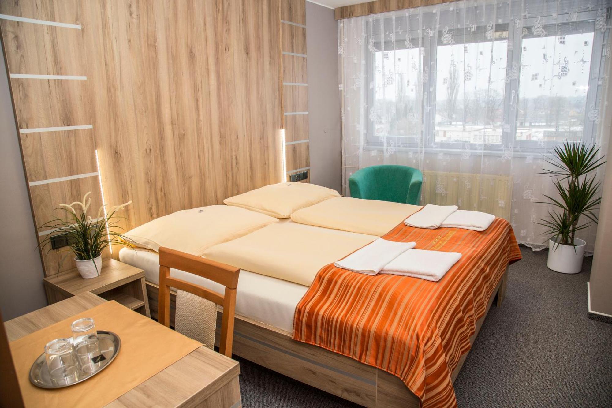 Hotel Panon Hodonin Exterior photo