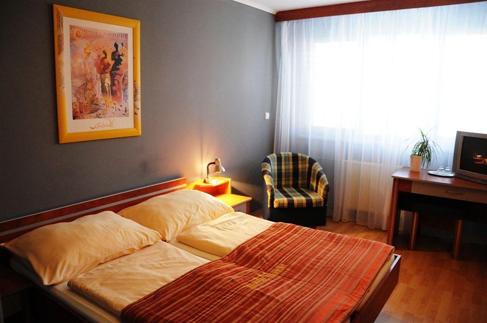 Hotel Panon Hodonin Exterior photo