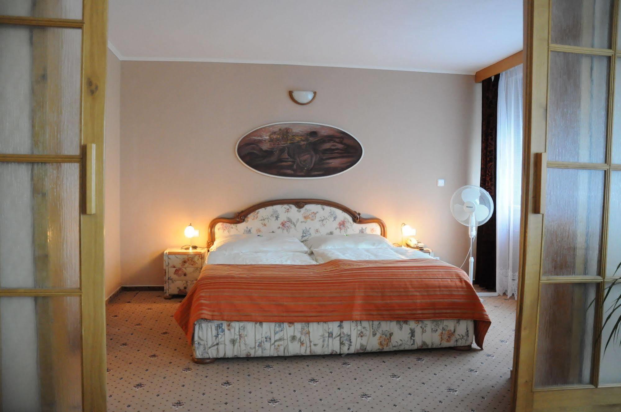 Hotel Panon Hodonin Exterior photo